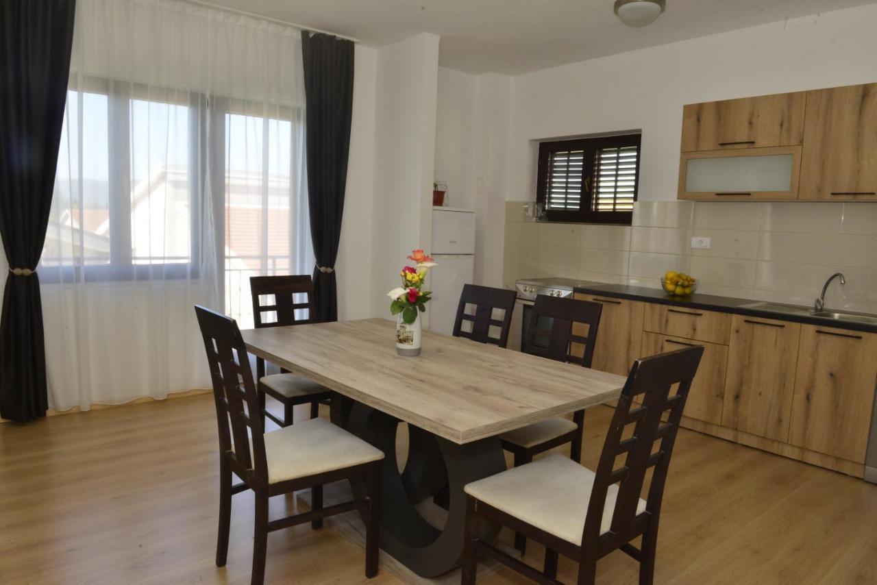 Milosavljevic Apartments Тиват Экстерьер фото